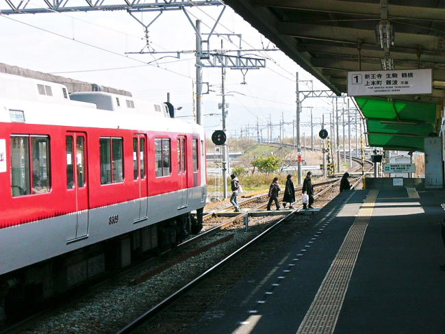 対向列車を待っている西田原本行き